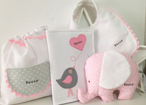 Les vêtements de bébé sont indispensables dans un trousseau.