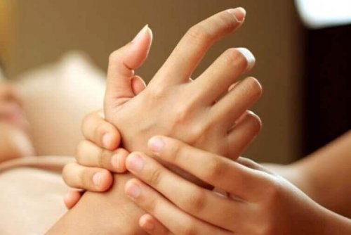 appuyer sur les doigts permet de réduire les douleurs liées au stress