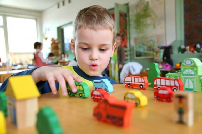 Un enfant entre 2 et 6 ans traverse une étape cruciale de son développement et a besoin de soutien, d'amour et d'être respecté dans son propre rythme