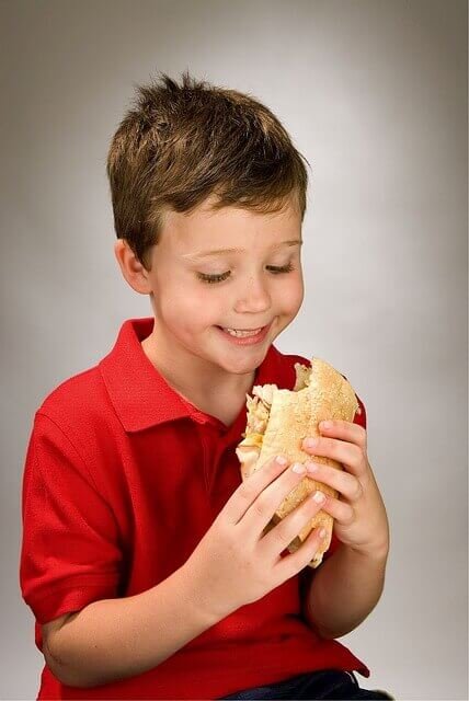 Enfant avec collation saine