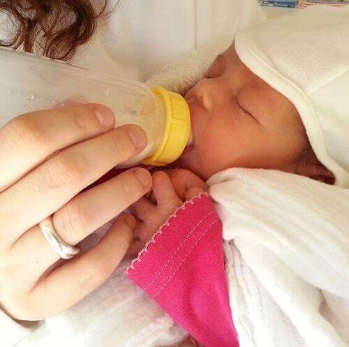 Que faut-il faire quand le bébé rejette son biberon ?