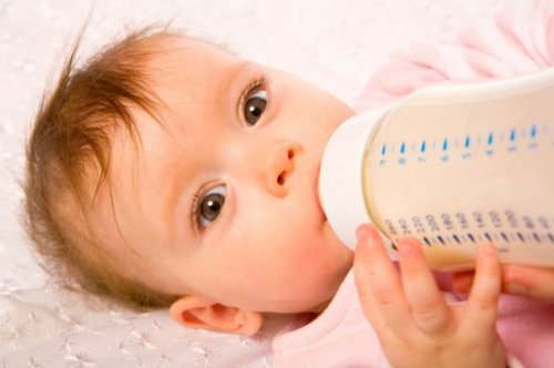Le bébé rejette son biberon parce qu'il doit s'habituer à la texture de la tétine.