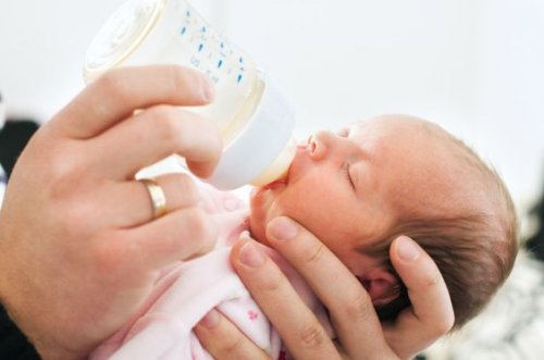 Souvent, le bébé rejette son biberon parce qu'il voit sa mère.