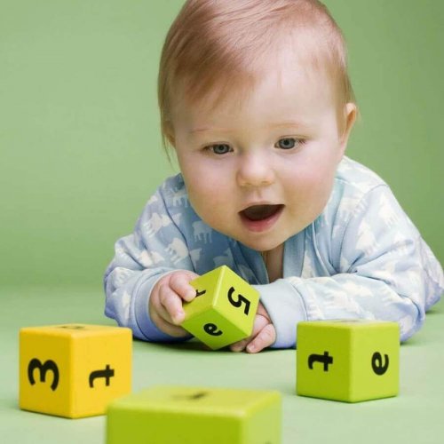Il est très bénéfique pour un bébé de jouer tout seul.