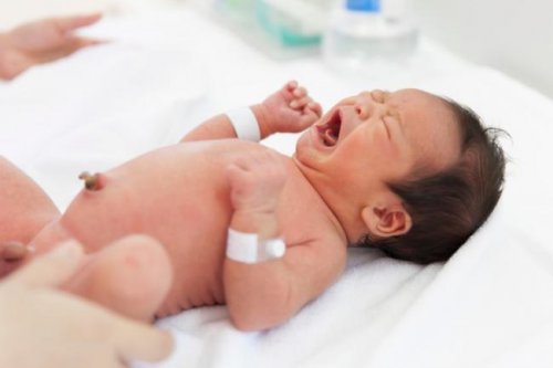 Le nombril du bébé peut saigner un peu.