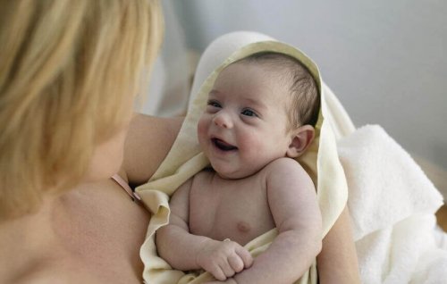 Nettoyer et soigner le nombril du bébé