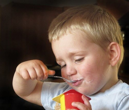 Enfant avec sa collation saine