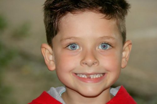 Un enfant doit se brosser les dents trois fois par jour.