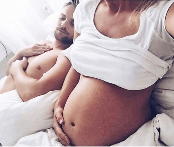 Des lois peuvent obliger la mère à révéler l'identité du père de son enfant.