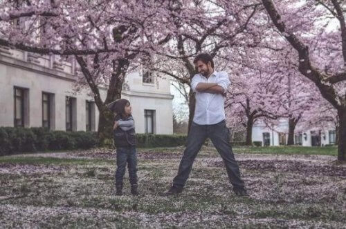 Pourquoi mon enfant éclate-t-il de rire quand on l’appelle ?