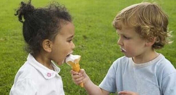 Un enfant unique peut aussi apprendre la notion de partage.