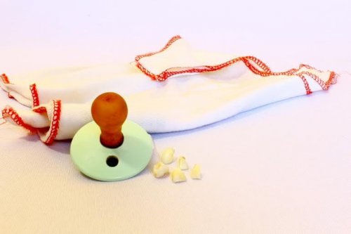 On nettoie les dents de lait du bébé avec un gant en silicone.