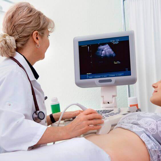 Il est important de faire des échographies tous les mois pour suivre le développement du fœtus 