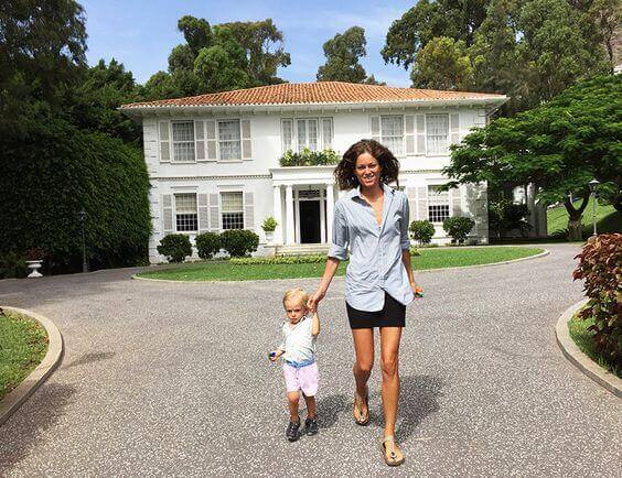 Je profite de m'occuper de mon bébé à la maison