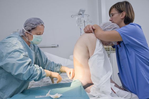 L'anesthésie péridurale peut provoquer des complications telles qu'une hypertension sévère ou une allergie au produit