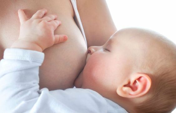On peut traiter le reflux du bébé avec des antiacides prescrits par le médecin