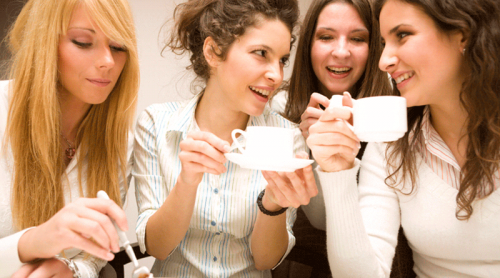 Femmes en train de boire du café