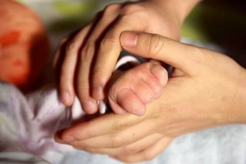 Pourquoi le contact physique avec le bébé est-il bon ?