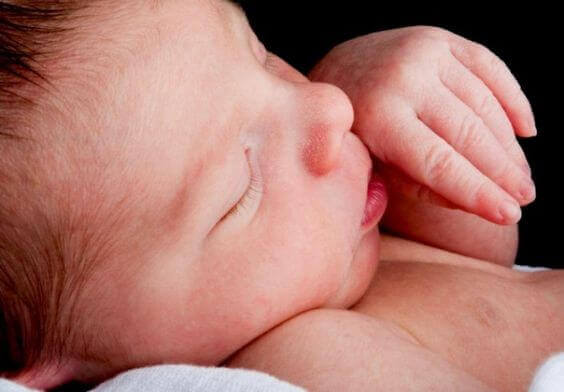 Un bébé qui pèse un poids plume à la naissance est plus fragile.