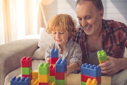 Les avantages des jeux de construction sont d'autant plus nombreux quand un adulte est présent.