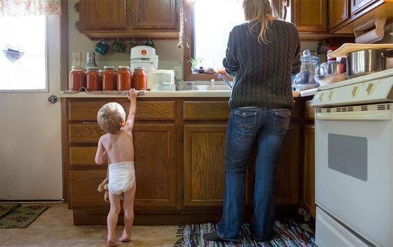 S'occuper des enfants à la maison est une tâche qui relève plus de la maman