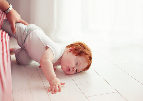 Combien de temps un enfant doit-il rester éveillé après s'être cogné la tête?