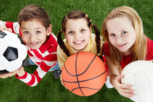 Les enfants peuvent essayer plusieurs activités sportives.