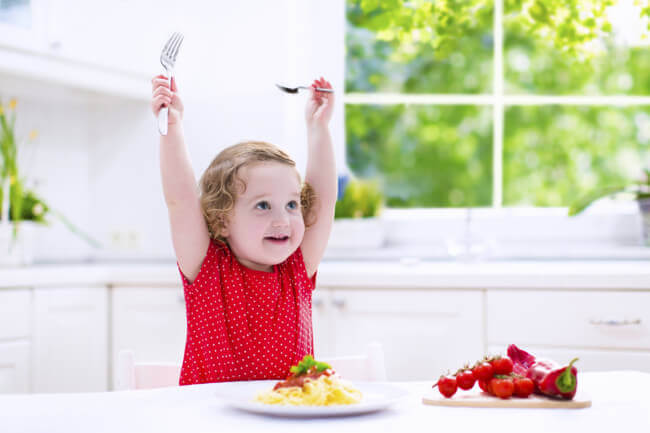 Proposez à votre enfant de manger la même chose que vous.