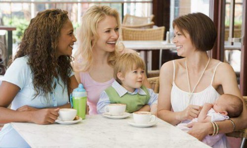Les mamans discutent souvent entre elles.