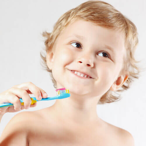 Un enfant qui se brosse les dents. 