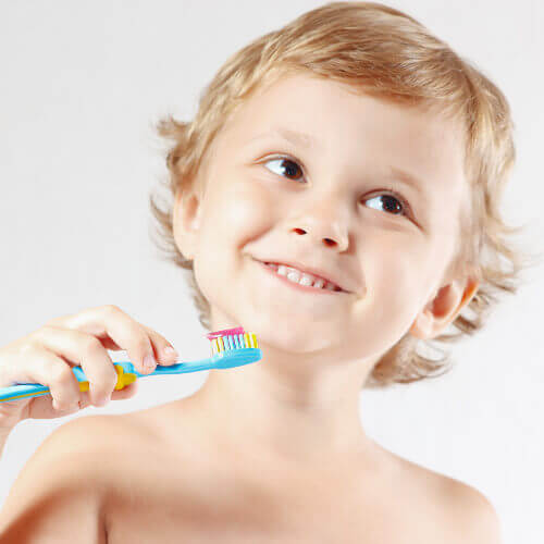 Un enfant qui se brosse les dents.