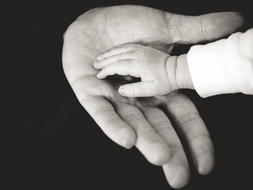 Le contact physique avec le bébé est important dès les premières minutes de sa vie
