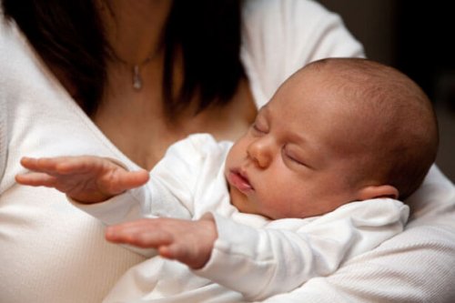 Le contact physique avec le bébé est essentiel à sa survie et favorise un développement sain et équilibré