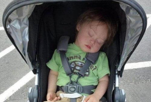 Les gens me critiquent parce que mon enfant est encore dans la poussette