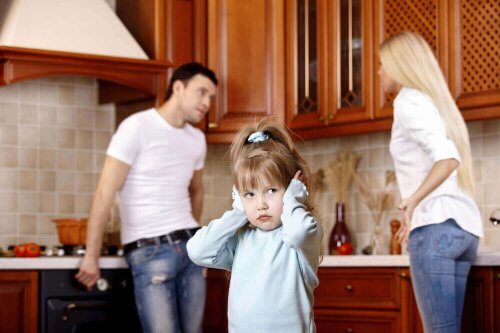 La mauvaise humeur des parents affecte le développement émotionnel de l'enfant.