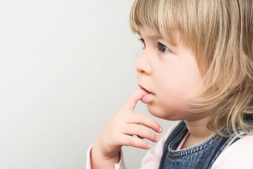 Pourquoi les enfants se rongent-ils les ongles ?