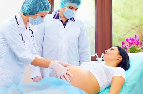 Pousser pendant l'accouchement : pourquoi et comment le faire ?