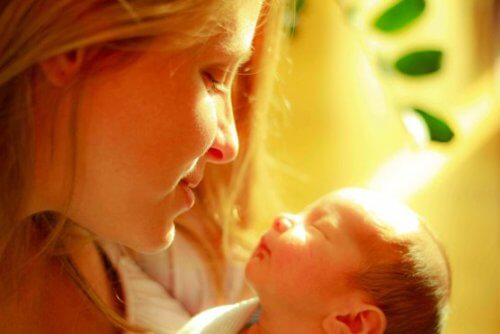 Les bras des mamans calment la douleur des bébés prématurés