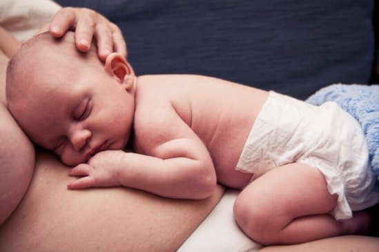 Le contact peau contre peau calme les bébés.