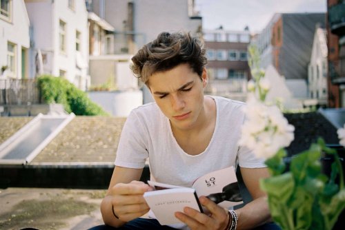 Adolescent en train de lire
