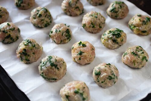 Boulettes de viande avec des épinards, recette très simple qui peut être réaliser avec les enfants