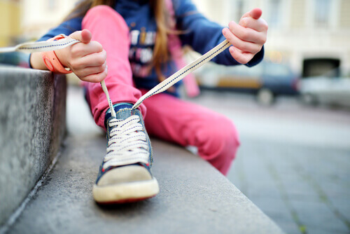 Comment apprendre à un enfant à attacher ses lacets ?