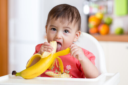 La banane est un aliment très facile et pratique à incorporer dans les recettes sucrées pour les bébés