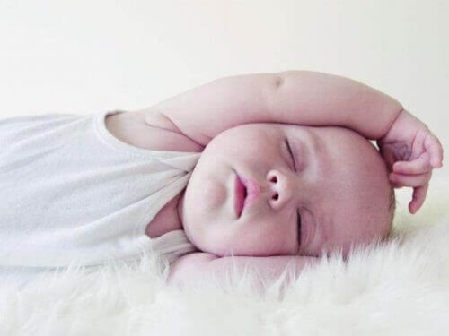 Créer des habitudes de sommeil saines chez les bébés permet de lui offrir un environnement sécurisant