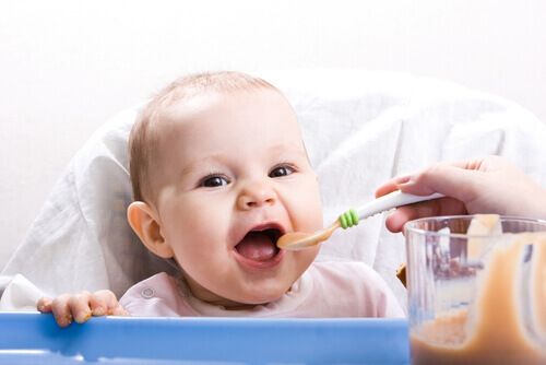 Comment Reagir Si Notre Bebe S Etouffe Avec Le Lait Etre Parents