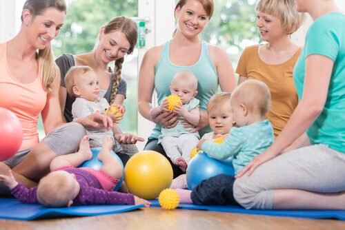 Les gymnases pour les bébés permettent de créer une interaction entre eux et leurs parents