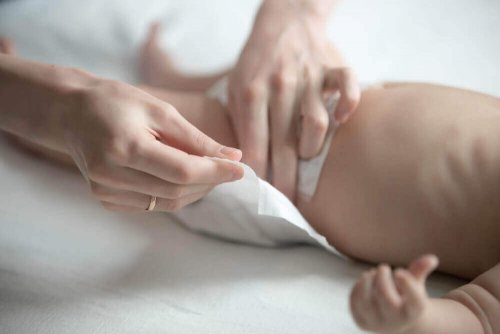 Changement de la couche d'un bébé;