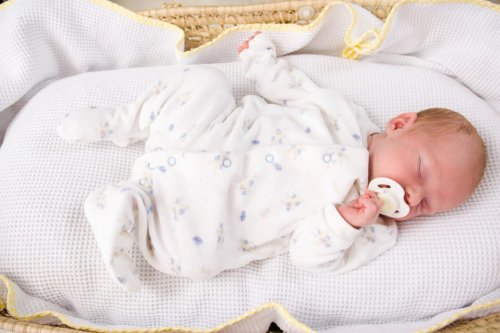 Créer des habitudes de sommeil le plus tôt possible chez les bébés permet d'harmoniser les horaires de chacun à la maison