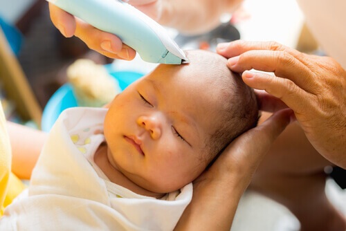 Quand faut-il couper les cheveux du bébé pour la première fois ?