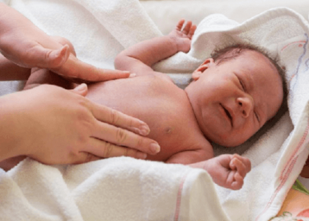 5 Massages Contre La Constipation Du Bebe Etre Parents